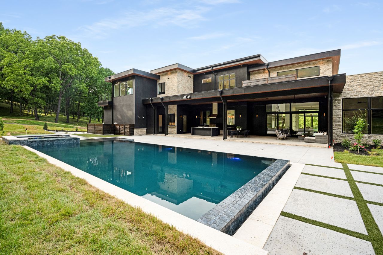 Interluxe - Luxury Real Estate Auctions ad